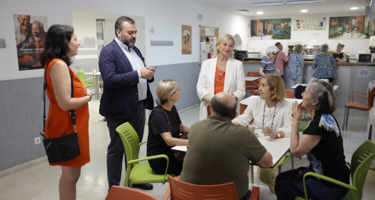 García Romero visita el entorno del Centro Municipal de Mayores Dos Amigos de Centro