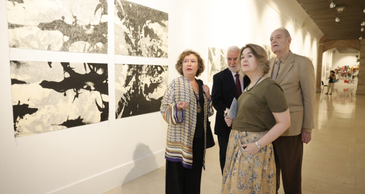 La delegada de Cultura, Turismo y Deporte, Marta Rivera de la Cruz, inaugura la exposición ‘Elena Jiménez. Premio Nacional de Arte Gráfico’