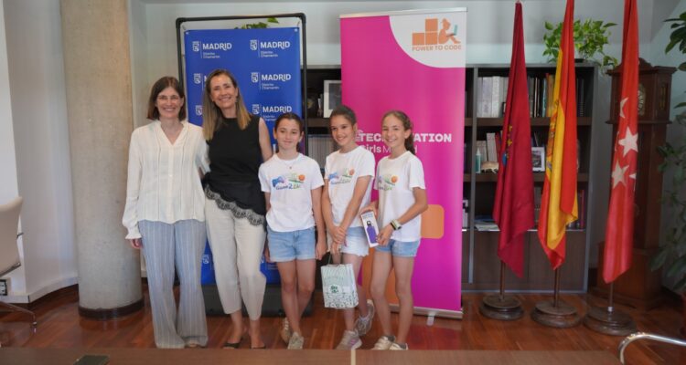 Yolanda Estrada en la renovación del convenio de colaboración con la asociación Power To Code