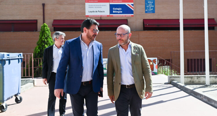 El delegado de Políticas Sociales, Familia e Igualdad, José Fernández, acompañado por el concejal de Villa de Vallecas, Carlos González Pereira, en la visita al CEIP Loyola de Palacio