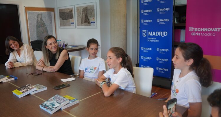 Yolanda Estrada en la renovación del convenio de colaboración con la asociación Power To Code