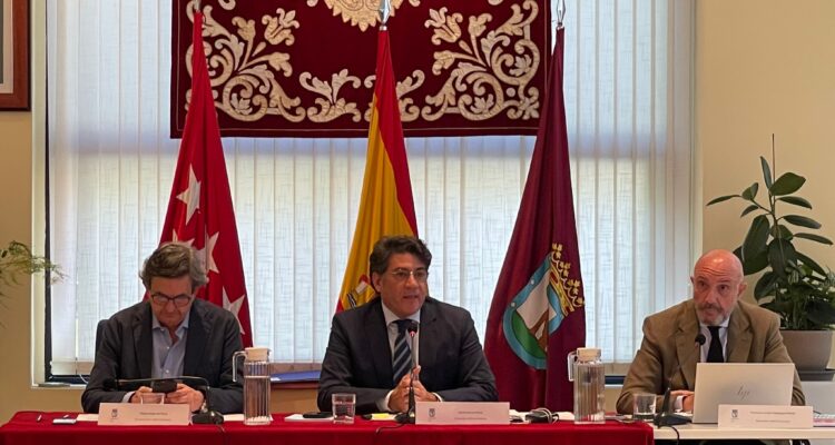 El concejal del distrito, David Pérez, durante el Pleno de Hortaleza