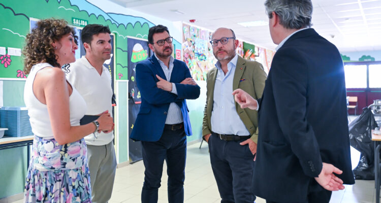 El delegado de Políticas Sociales, Familia e Igualdad, José Fernández, acompañado por el concejal de Villa de Vallecas, Carlos González Pereira, en la visita al CEIP Loyola de Palacio