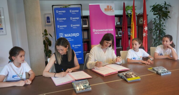 Yolanda Estrada en la renovación del convenio de colaboración con la asociación Power To Code