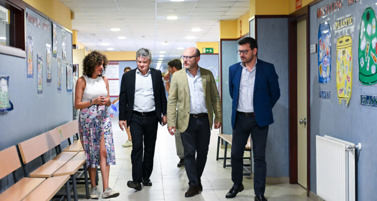 El delegado de Políticas Sociales, Familia e Igualdad, José Fernández, acompañado por el concejal de Villa de Vallecas, Carlos González Pereira, en la visita al CEIP Loyola de Palacio