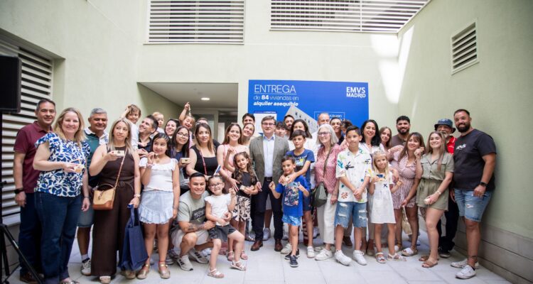 Foto con algunas de las familias adjudicatarias promoción Cañaveral 9