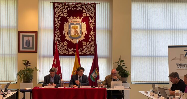 El concejal del distrito, David Pérez, durante el Pleno de Hortaleza