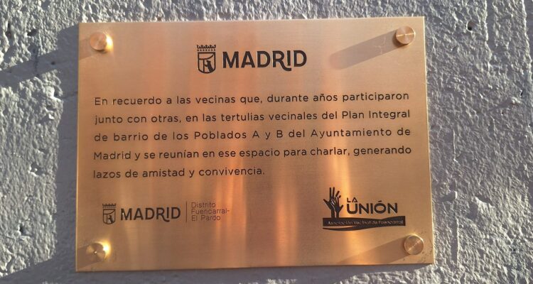 Placa conmemorativa en homenaje a las mujeres que participaron en las tertulias vecinales de los planes integrales de barrio (PIBA)