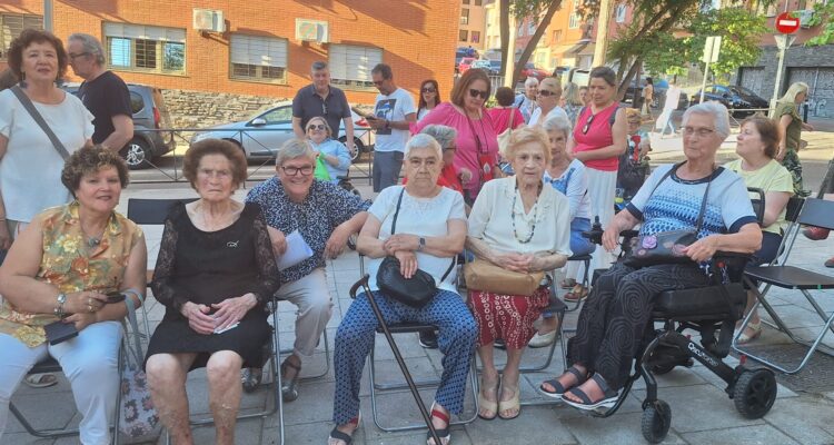 Vecinas homenajeadas en el acto de descubrimiento de la placa conmemorativa