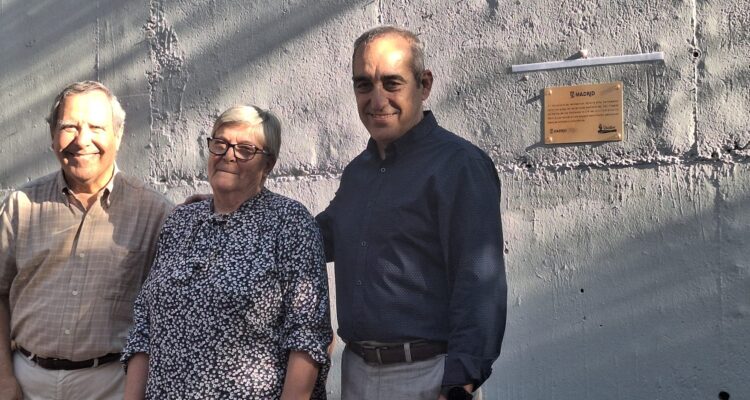 Un momento del acto de descubrimiento de la placa conmemorativa