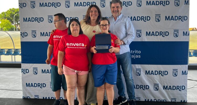 Galardonados en la IV Gala de Premios del Deporte de Barajas junto al concejal Juan Peña