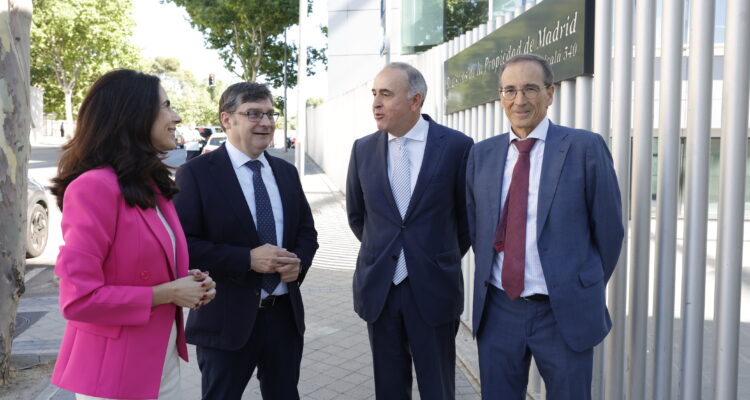 González a su llegada al Colegio de Registradores de Madrid