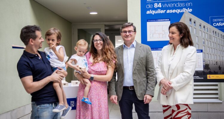 González con familia en el acto de entrega de llaves promoción alquiler asequible Cañaveral 9