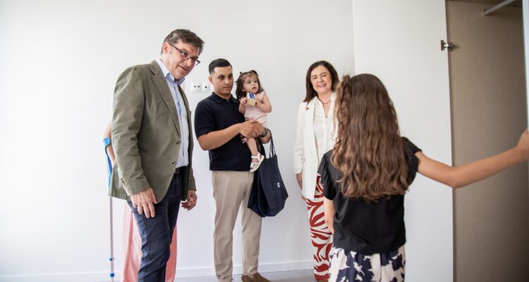 González con familia en entrega de llaves vivienda alquiler asequible Cañaveral 9