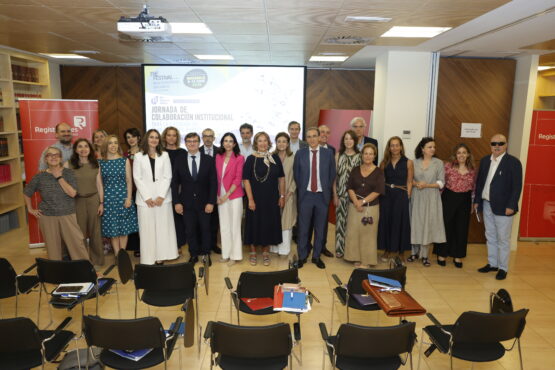 González con representantes y participantes en la jornada