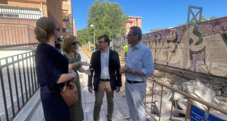 González y Chacón durante la visita al entorno de Benimamet