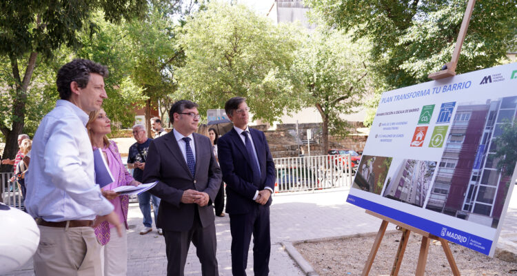 González y Martínez Páramo durante la visita al Poblado Dirigido de Fuencarral