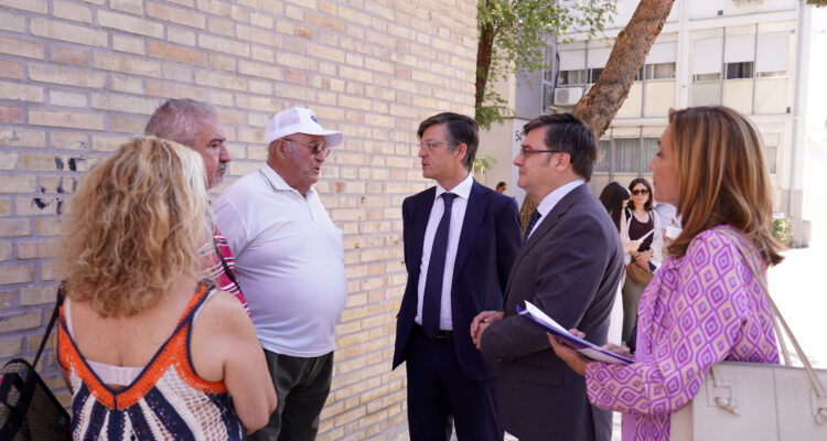 González y Martínez Páramo en momento de la visita al Poblado Dirigido de Fuencarral