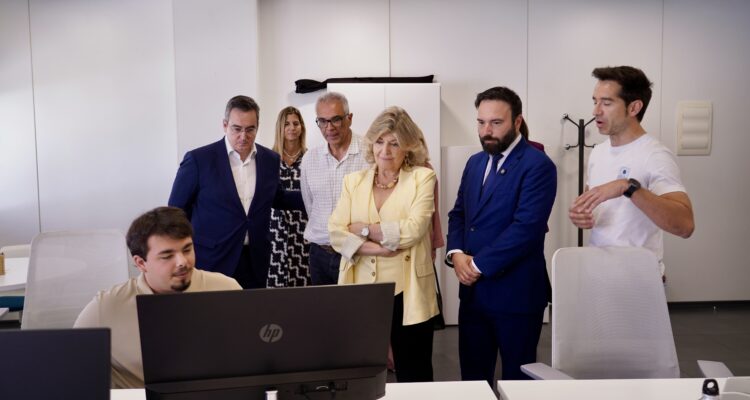 Hidalgo, Niño e Izquierdo con participante en el programa 'activaME'
