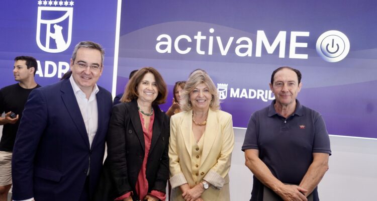 Hidalgo con participantes durante la presentación de 'activaME'