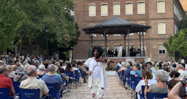 Concierto de la Orquesta de Cámara Sierra Norte de Madrid (ONCAM) en la renovada plaza de Chamberí con la participación sorpresa del violinista internacional, Ara Malikian