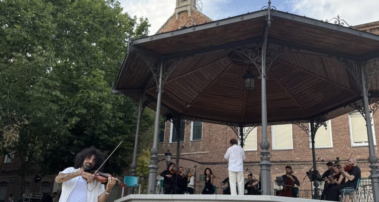 Concierto de la Orquesta de Cámara Sierra Norte de Madrid (ONCAM) en la renovada plaza de Chamberí con la participación sorpresa del violinista internacional, Ara Malikian