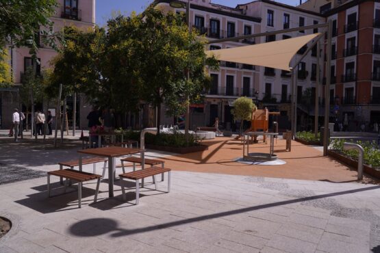 Imagen archivo de mobiliario en la plaza del Rastrillo