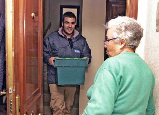 Imagen de archivo de usuaria del Servicio de comida a domicilio del Ayuntamiento de Madrid