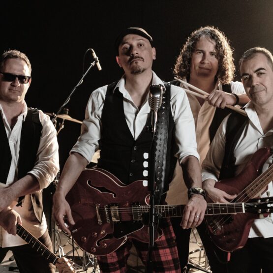 La banda La Versioneta actúa dentro del programa de las Fiestas de Tetuán