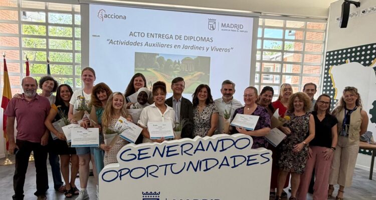 Martínez Páramo con las participantes en el taller de jardinería