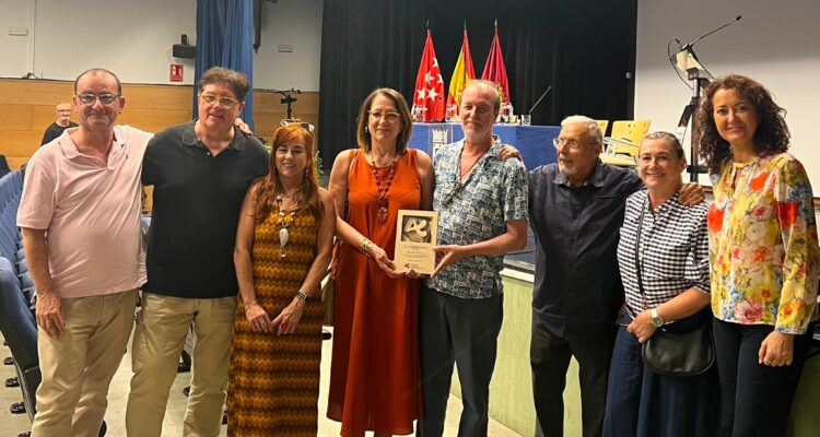 La concejala de Arganzuela, Lola Navarro, junto con los colaboradores de Gil Parrondo