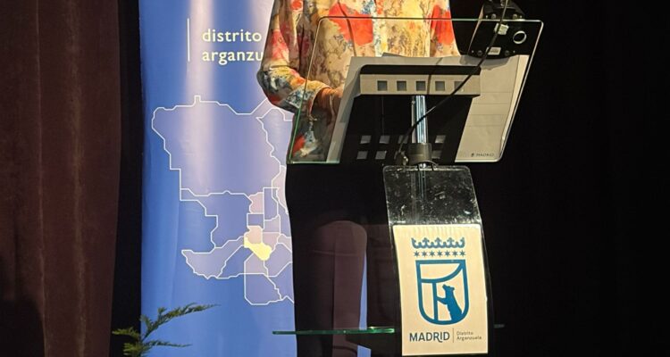 La concejala de Arganzuela, Lola Navarro, en la mesa redonda sobre dirección artística cinematográfica en homenaje a Gil Parrondo