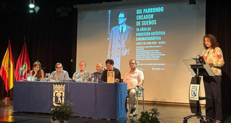 La concejala de Arganzuela, Lola Navarro, en la mesa redonda sobre dirección artística cinematográfica en homenaje a Gil Parrondo