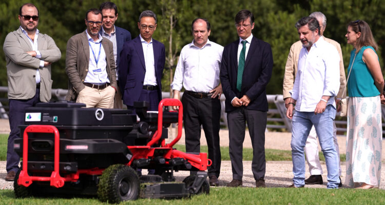 Momento de la presentación del proyecto piloto de segadoras autónomas