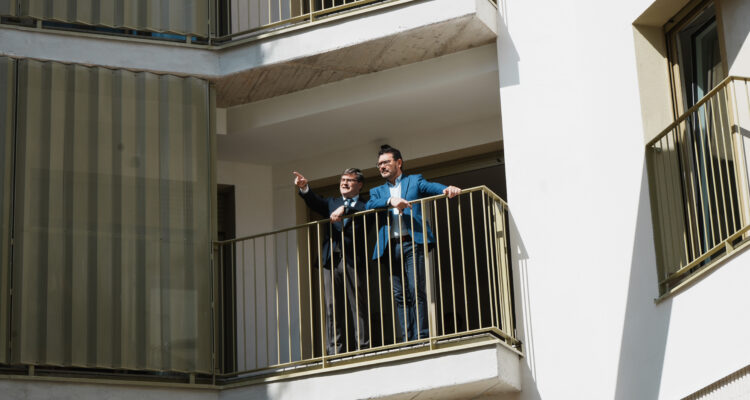 Momento de la visita en una de las viviendas de la promoción Vallecas 62