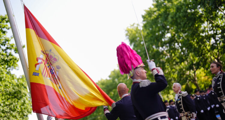 Momento izado bandera actos con motivo del patrón de la Policía Municipal de Madrid
