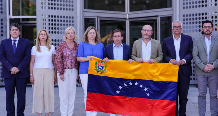 El alcalde José Luis Martínez-Almeida ha presidido el acto donde ha reiterado la disposición de los servicios de emergencia municipales para ayudar a Venezuela