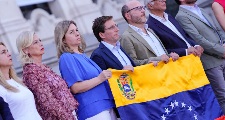 El alcalde José Luis Martínez-Almeida ha presidido el acto donde ha reiterado la disposición de los servicios de emergencia municipales para ayudar a Venezuela