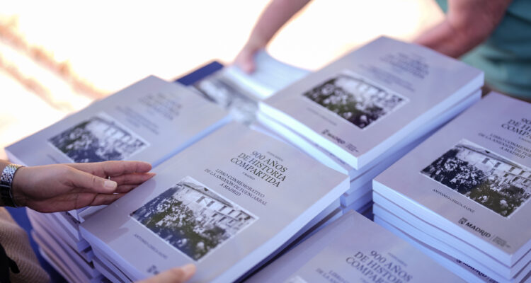 Imagen del libro conmemorativo de la anexión de Fuencarral a Madrid