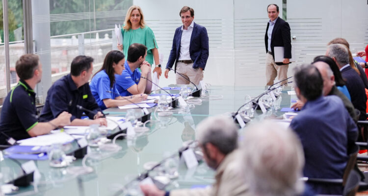 El alcalde de Madrid, José Luis Martínez-Almeida, preside una reunión con representantes de los servicios municipales con motivo de la visita del papa León XIV a la capital