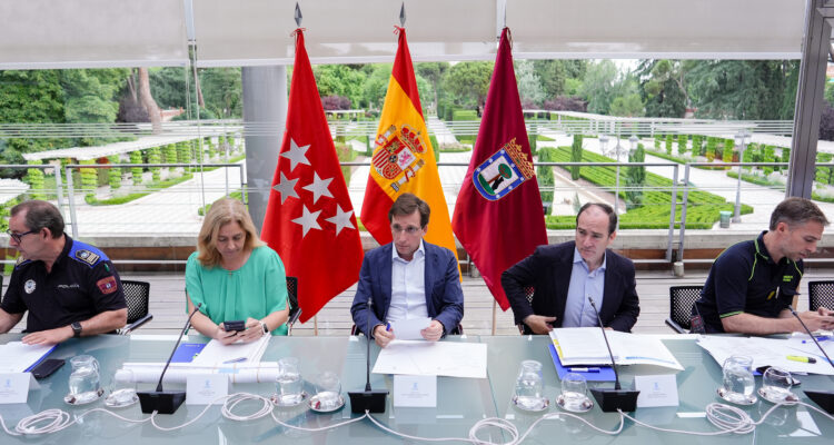 El alcalde de Madrid, José Luis Martínez-Almeida, preside una reunión con representantes de los servicios municipales con motivo de la visita del papa León XIV a la capital