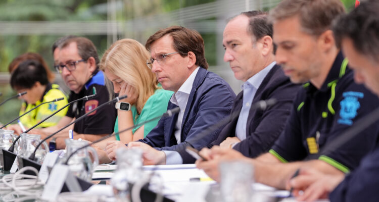El alcalde de Madrid, José Luis Martínez-Almeida, preside una reunión con representantes de los servicios municipales con motivo de la visita del papa León XIV a la capital