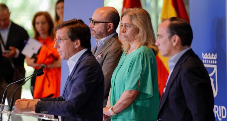El alcalde de Madrid, José Luis Martínez-Almeida, preside una reunión con representantes de los servicios municipales con motivo de la visita del papa León XIV a la capital