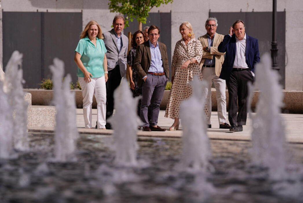El alcalde de Madrid, José Luis Martínez-Almeida, acompañado de la vicealcaldesa, Inma Sanz; la delegada de Obras y Equipamientos, Paloma García Romero, y el concejal de Chamberí, Jaime González Taboada, durante su visita a la plaza de Chamberí, cuya remodelación integral acaba de finalizar