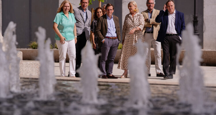El alcalde de Madrid, José Luis Martínez-Almeida, acompañado de la vicealcaldesa, Inma Sanz; la delegada de Obras y Equipamientos, Paloma García Romero, y el concejal de Chamberí, Jaime González Taboada, durante su visita a la plaza de Chamberí, cuya remodelación integral acaba de finalizar