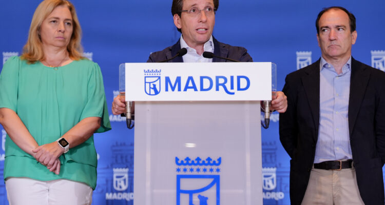 El alcalde de Madrid, José Luis Martínez-Almeida, preside una reunión con representantes de los servicios municipales con motivo de la visita del papa León XIV a la capital