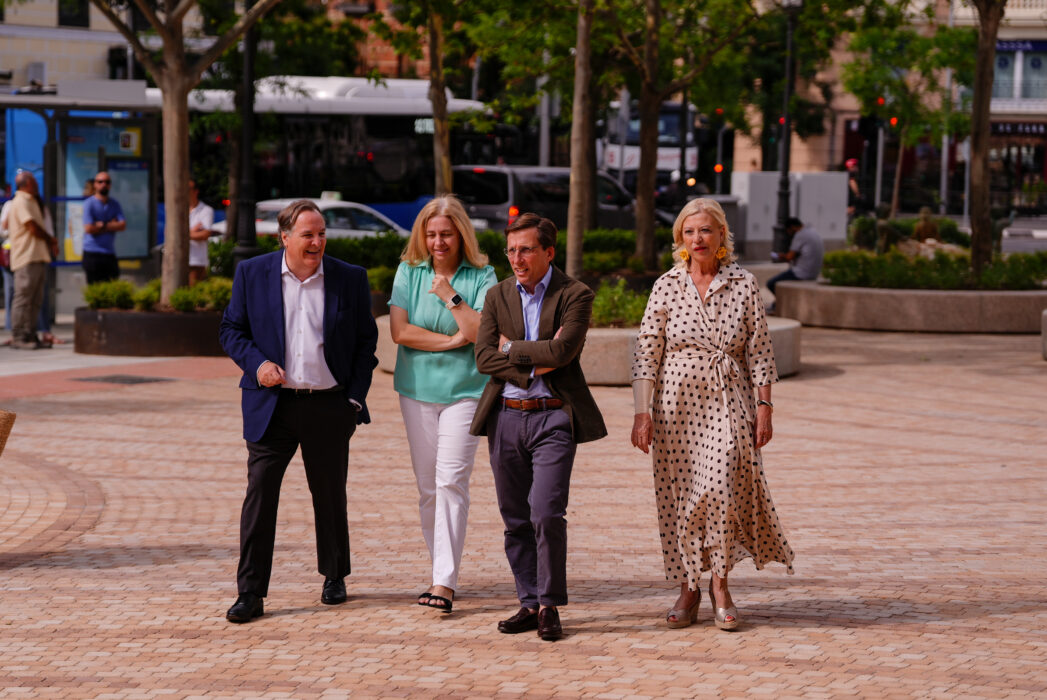 El alcalde de Madrid, José Luis Martínez-Almeida, acompañado de la vicealcaldesa, Inma Sanz; la delegada de Obras y Equipamientos, Paloma García Romero, y el concejal de Chamberí, Jaime González Taboada, durante su visita a la plaza de Chamberí, cuya remodelación integral acaba de finalizar