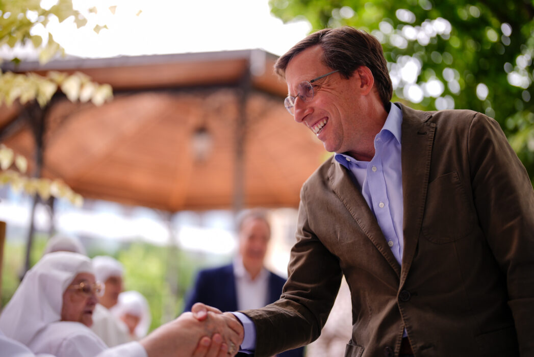 El alcalde de Madrid, José Luis Martínez-Almeida, durante su visita a la plaza de Chamberí, cuya remodelación integral acaba de finalizar