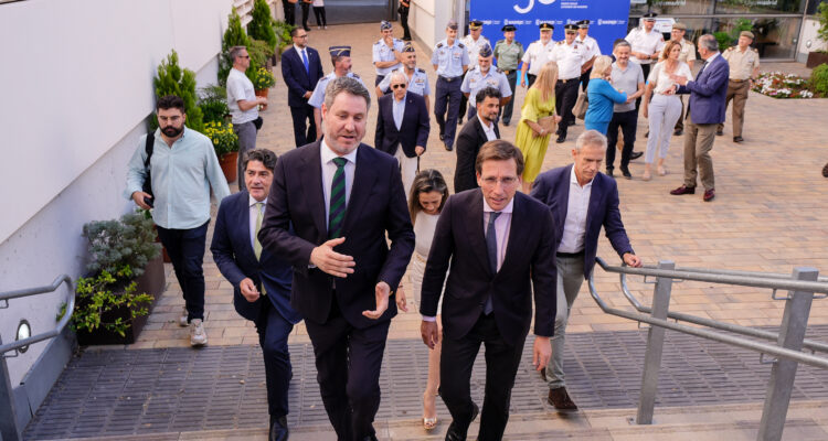 El alcalde de Madrid, José Luis Martínez-Almeida, junto al concejal de Latina, Alberto González, en la gala del 50º aniversario de la constitución del distrito