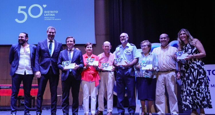 El alcalde de Madrid, José Luis Martínez-Almeida, junto al concejal de Latina, Alberto González, en la gala del 50º aniversario de la constitución del distrito